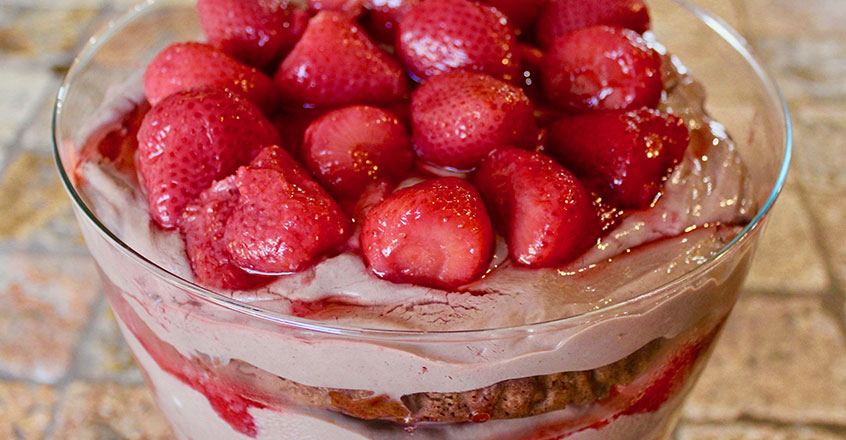 Bizcocho de chocolate borracho con mousse y fresas