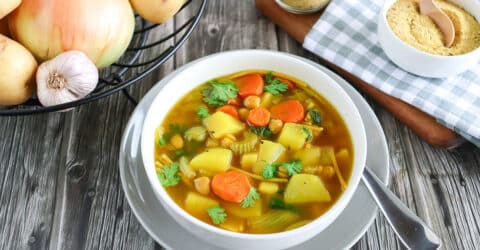 Sopa reconfortante de fideos y garbanzos