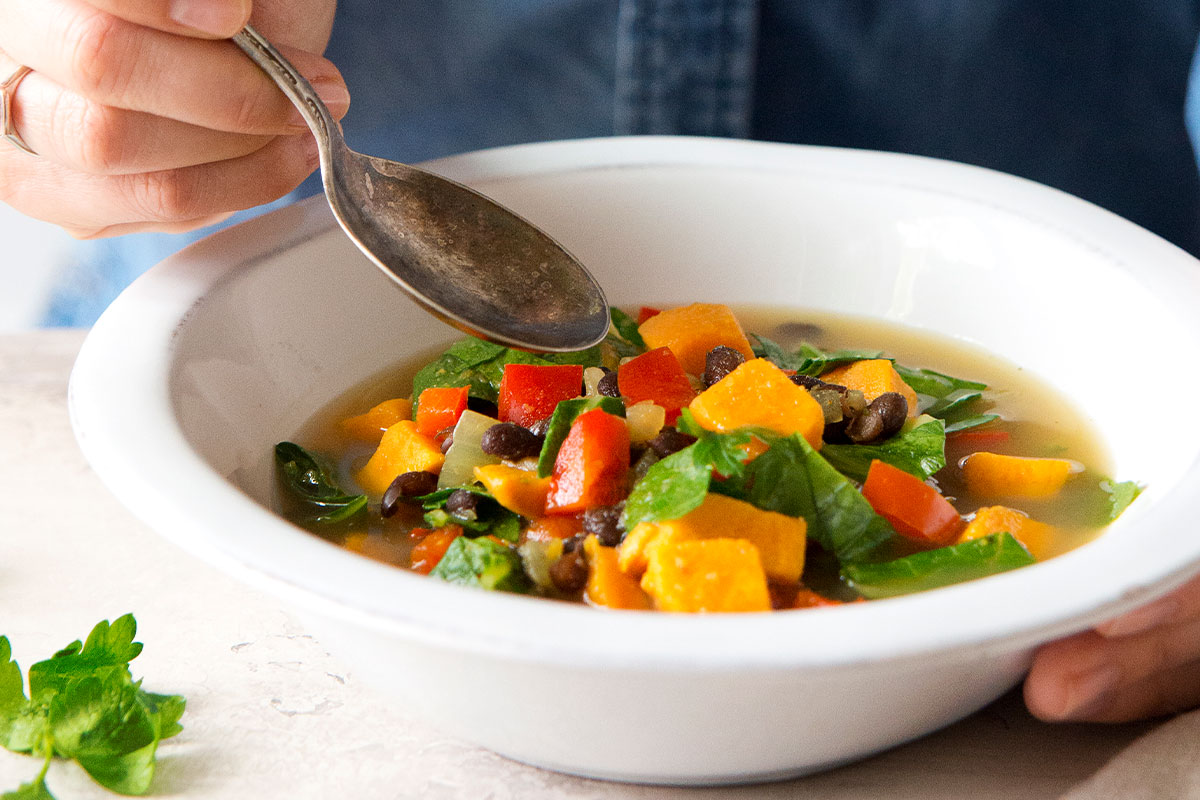 Sopa de vegetales con frijoles negros