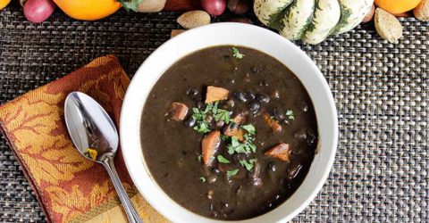 Sopa de frijoles negros con batatas