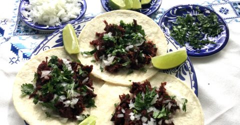 Tacos de flor de jamaica al pastor